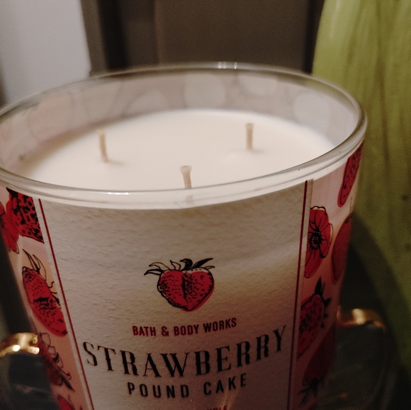 BATH & BODY WORKS 3 WICK CANDLE STRAWBERRY POUND CAKE 🍓 - Picture 2 of 3